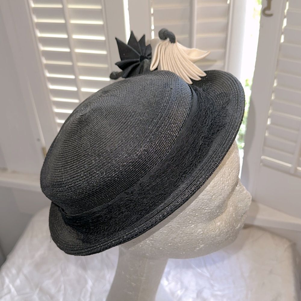 Vintage 50s/60s A New York Creation Small Black Hat with Distinctive Accents - Picture 4 of 7